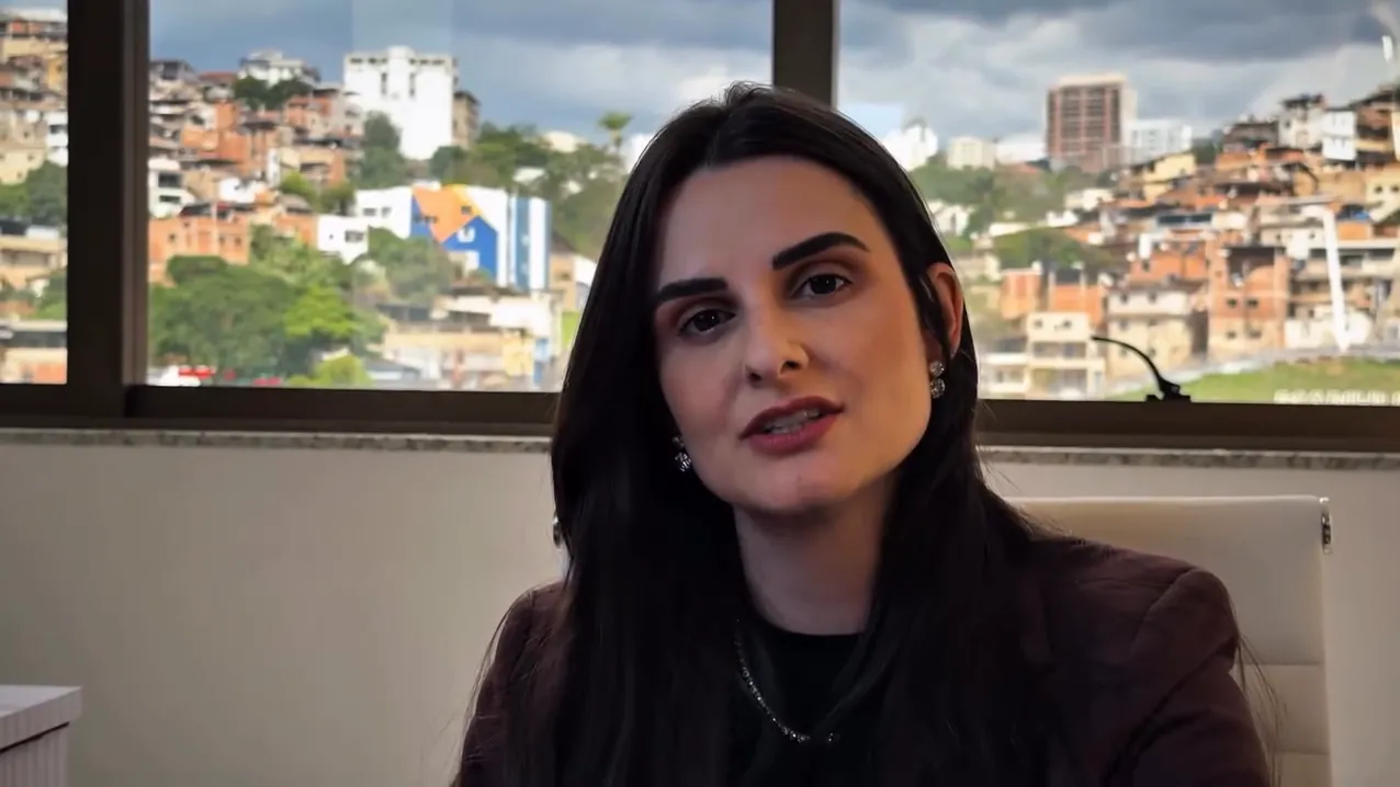 Dra. Andressa em seu consultório em Manhuaçu